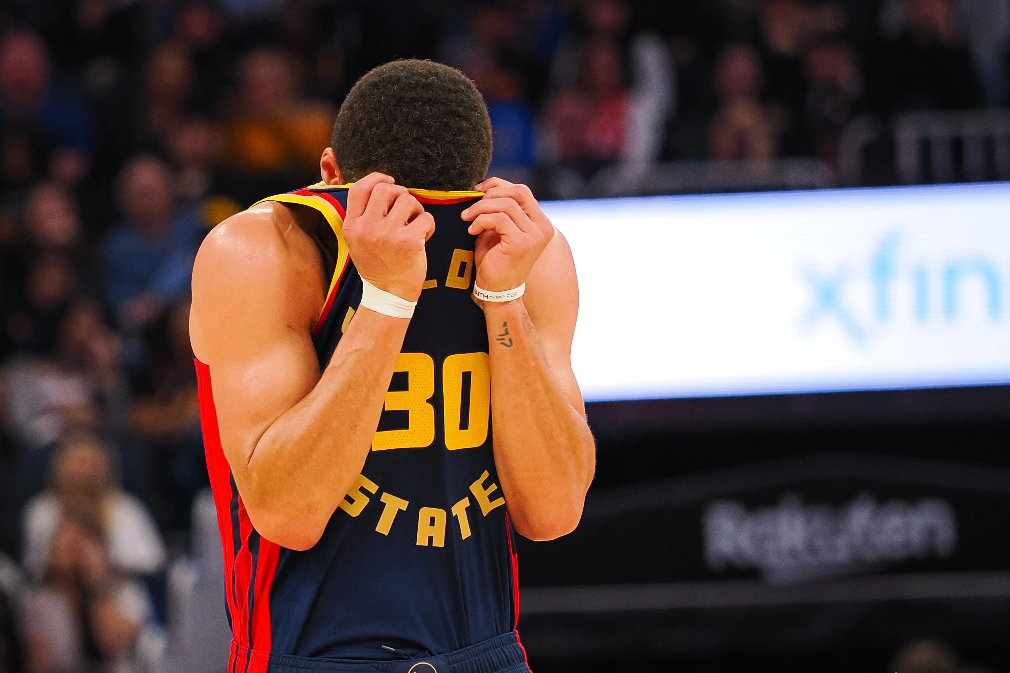 乐鱼体育入口包含表现优异引发热议！，库里在曼联比赛中战术调整观众掌声雷动的词条